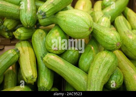 Sfondo di cibo - fresco e lucido o Zucchine Zucchine, impilate in un heap shot dal di sopra Foto Stock