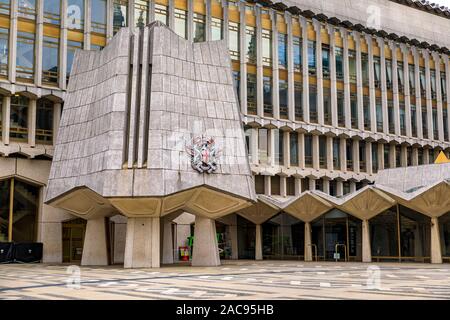 Londra, Inghilterra - 14 Gennaio 2018: Guildhall ala ovest parte moderna dell'edificio comunale, un iscrizione in latino che dice Signore, ci guida Foto Stock