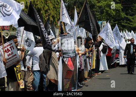 Makassar, Indonesia, 2° dic, 2019. Migliaia di musulmani portato islamica e bandiere Bandiere quando hanno difeso i profeti a Makassar, e ha chiesto alla polizia di perseguire gli autori del reato di diffamazione dell Islam. Due figure, ossia Sukmawati e Abu Janda sono considerati hanno molestato e diffamata musulmani. Credito: Herwin Bahar/Alamy Live News Foto Stock