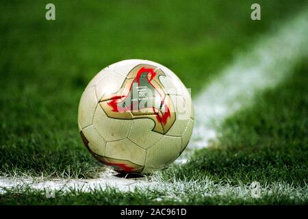 Ruhrstadion Bochum Germania, 26.3.2002, calcio: amichevole internazionale, Turchia (TUR, bianco) vs Corea del Sud (SKR, rosso) 0:0, ufficiale Match Ball Adidas Fevernova per la Coppa del Mondo FIFA 2002 Foto Stock