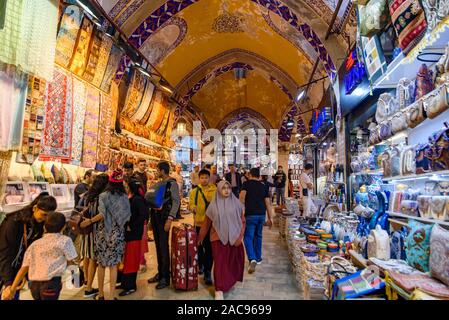 Negozi dentro il Grand Bazaar di Istanbul, in Turchia, uno dei più grandi e più antiche mercati coperti in tutto il mondo Foto Stock