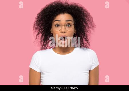 Scioccato americano africano donna che indossa occhiali con bocca aperta Foto Stock
