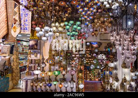 Variopinto mosaico turco lampade / luci ottomano in Grand Bazaar, Istanbul, Turchia Foto Stock