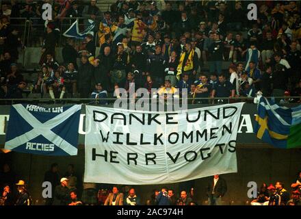 Stade de France St Denis Francia, 27.3.2002, calcio: amichevole internazionale, Francia vs Scozia 5:0; scottish fans benvenuti il loro nuovo allenatore nazionale Berti Vogts Foto Stock