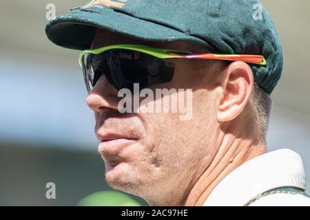 Adelaide, Australia 2 dicembre 2019 . Una chiusura del Australian cricketer David Warner indossando occhiali da sole e i suoi larghi verde durante il secondo inning il giorno 4 della seconda giornata di dominio test notturno tra l Australia e il Pakistan a Adelaide Oval. Australia conduce 1-0 in 2 serie di match .Credito: amer ghazzal/Alamy Live News Foto Stock