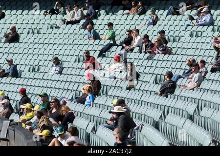 Adelaide, Australia 2 dicembre 2019 . Tifosi di Cricket in seduta la sta godendo il gioco sotto il sole del giorno 4 del 2° giorno di dominio test notturno tra l Australia e il Pakistan a Adelaide Oval. Australia conduce 1-0 in 2 serie di match .Credito: amer ghazzal/Alamy Live News Foto Stock