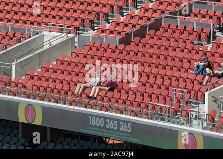 Adelaide, Australia 2 dicembre 2019 . Tifosi di Cricket in seduta la sta godendo il gioco sotto il sole del giorno 4 del 2° giorno di dominio test notturno tra l Australia e il Pakistan a Adelaide Oval. Australia conduce 1-0 in 2 serie di match .Credito: amer ghazzal/Alamy Live News Foto Stock