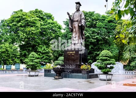 Statua di bronzo di Imperatore Ly Thai, fondatore della dinastia Ly, Hanoi, Vietnam Foto Stock