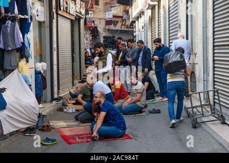 Preghiera musulmana sulla strada di Istanbul, Turchia Foto Stock