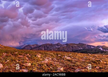 Un tramonto colorato display dalla gamma di Gore si affacciano su Trail Ridge Road, Rocky Mountain National Park, Colorado. Foto Stock