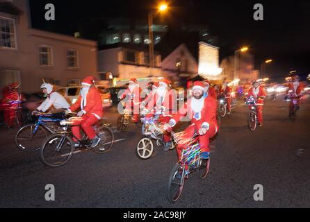 La città di Cork, Cork, Irlanda. Il 1 dicembre, 2019. Quasi 500 persone vestite come Babbo Natale per il ciclo annuale in giro per le strade della città di Cork per aiutare a raccogliere fondi per la Cappagh National Orthopaedic Hospital. Credito: David Creedon/Alamy Live News Foto Stock
