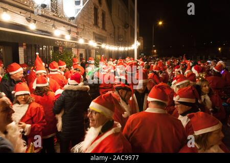La città di Cork, Cork, Irlanda. Il 1 dicembre, 2019. Quasi 500 persone vestite come Babbo Natale per il ciclo annuale in giro per le strade della città di Cork per aiutare a raccogliere fondi per la Cappagh National Orthopaedic Hospital. Credito: David Creedon/Alamy Live News Foto Stock