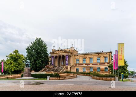 Schwerin, Germania - 2 Agosto 2019: Staatliches Museum di Schwerin, Museo di Stato Schwerin, un nuvoloso giorno di estate Foto Stock