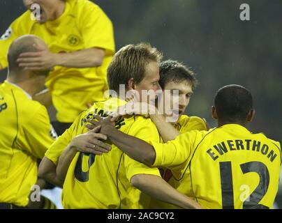 Westfalestadion Dortmund Germania 25.9.2002, calcio: stagione UEFA Champions League 2002/03, Borussia Dortmund (BVB, giallo) vs AJ Auxerre (AUX, bianco) 2:1; Jorg Heinrich (BVB), Torsten Frings (BVB), Ewerthon (BVB) celebrare Foto Stock