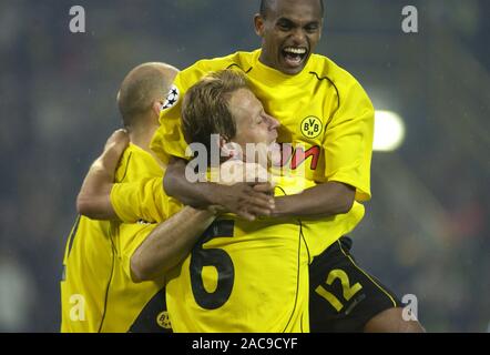 Westfalestadion Dortmund Germania 25.9.2002, calcio: stagione UEFA Champions League 2002/03, Borussia Dortmund (BVB, giallo) vs AJ Auxerre (AUX, bianco) 2:1; Ewerthon (BVB, top), Jorg Heinrich (BVB) Foto Stock