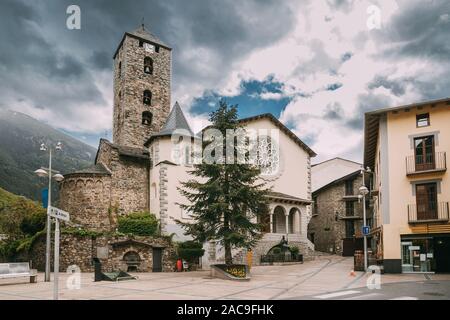 Andorra La Vella, Andorra. Vista del principe Benlloch piazza vicino alla famosa chiesa di Saint Esteve. Esglesia De Sant Esteve situato su Placa del Princep Ben Foto Stock