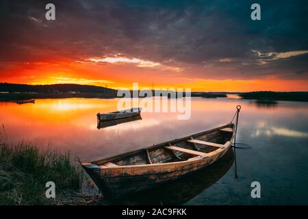 Braslaw o Braslau, Voblast di Vitebsk, Bielorussia. Barca a remi in legno di barche da pesca in bella estate Tramonto sul lago Dryvyaty. Questo è il più grande lago di Foto Stock