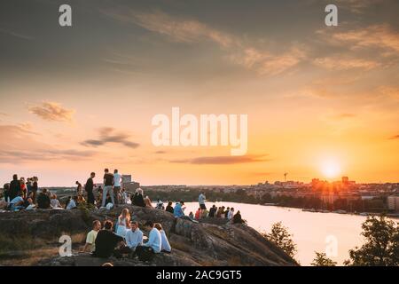 Stoccolma, Svezia - 29 Giugno 2019: Giovani di riposo in montagna Skinnarviksberget luogo di feste durante il periodo estivo il tramonto. Un luogo popolare. Foto Stock