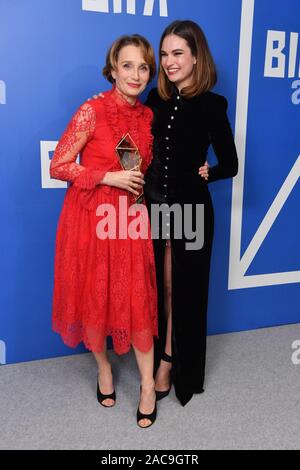 Kristin Scott Thomas con il Richard Harris Lifetime Achievement Award e il presentatore Lily James, in sala stampa durante il ventiduesimo British Independent Film Awards tenutosi presso Old Billingsgate, Londra. Foto Stock