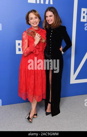 Kristin Scott Thomas con il Richard Harris Lifetime Achievement Award e il presentatore Lily James, in sala stampa durante il ventiduesimo British Independent Film Awards tenutosi presso Old Billingsgate, Londra. Foto Stock