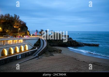 Vista invernale della spiaggia Port-Vieux al crepuscolo, Biarritz, Pyrénées-Atlantiques, Francia Foto Stock