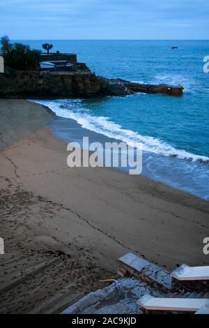 Vista invernale della spiaggia Port-Vieux al crepuscolo, Biarritz, Pyrénées-Atlantiques, Francia Foto Stock