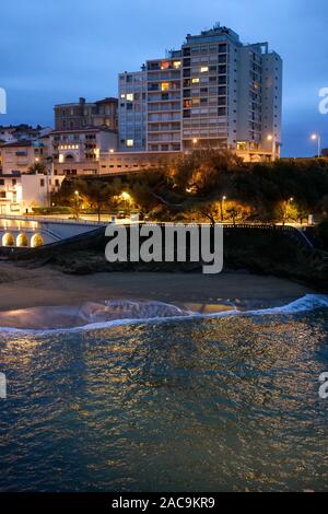 Vista invernale della spiaggia Port-Vieux al crepuscolo, Biarritz, Pyrénées-Atlantiques, Francia Foto Stock