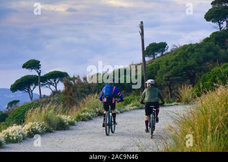 Due ciclisti in Carretera de les Aigües. Parc de Collserola, Barcellona, in Catalogna, Spagna. Foto Stock