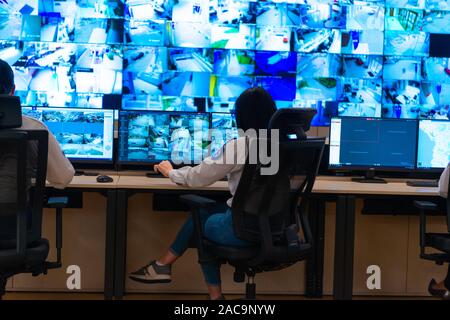 Team di agenti segreti in uniforme, monitoraggio cyber, video e comunicazioni al controllo principale centro dati stazione. Foto Stock