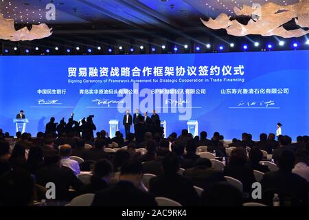 Qingdao, Cina Shandong. 2° dic, 2019. Gli ospiti frequentano il porto di Shandong Conferenza petrolio 2019 a Qingdao, Cina orientale della provincia di Shandong, Dicembre 2, 2019. Credito: Li Ziheng/Xinhua/Alamy Live News Foto Stock