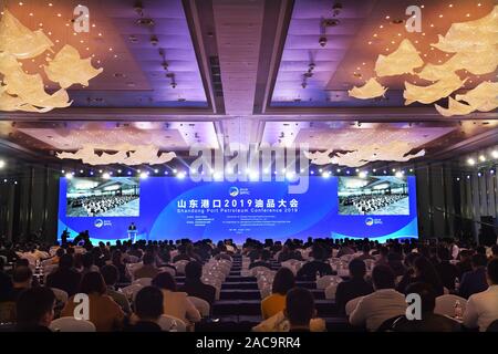 Qingdao, Cina Shandong. 2° dic, 2019. Gli ospiti frequentano il porto di Shandong Conferenza petrolio 2019 a Qingdao, Cina orientale della provincia di Shandong, Dicembre 2, 2019. Credito: Li Ziheng/Xinhua/Alamy Live News Foto Stock