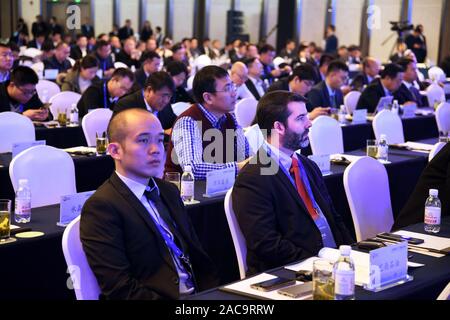 Qingdao, Cina Shandong. 2° dic, 2019. Gli ospiti frequentano il porto di Shandong Conferenza petrolio 2019 a Qingdao, Cina orientale della provincia di Shandong, Dicembre 2, 2019. Credito: Li Ziheng/Xinhua/Alamy Live News Foto Stock