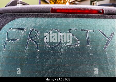 Ballydehob, West Cork, Irlanda. 2° dic, 2019. Un auto è ricoperto di brina in Ballydehob dopo una notte di basse temperature basse come -3C. Credito: Andy Gibson/Alamy Live News Foto Stock