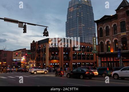 Nashville, Tennessee, Stati Uniti d'America - 26 Giugno 2014: scene di strada nella città di Nashville con persone al Broadway, Tennessee. Foto Stock