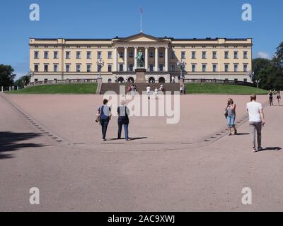 I turisti di fronte a Palazzo Reale residenza del Re Carlo III di Oslo europea città capitale a Ostlandet in Norvegia Foto Stock