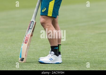 Adelaide, Australia 2 dicembre 2019 . Australian cricketer Matteo Wade con un grillo bat il giorno 4 della seconda giornata di dominio test notturno tra l Australia e il Pakistan a Adelaide Oval. Australia conduce 1-0 in 2 serie di match .Credito: amer ghazzal/Alamy Live News Foto Stock