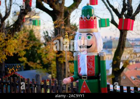 Figura di soldato da lo schiaccianoci statua sul display nel parco di Zagabria per il Mercatino di Natale, sfocati con vista della città in background. Zagreb, Croazia Foto Stock