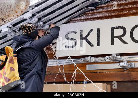 Donna lampadario decorazioni sul mercato in stallo Mercatino di Natale. Segno legge 'Ski R....'. Zagreb, Croazia Foto Stock