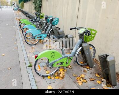 Parigi, Francia - novembre circa, 2019. Velib biciclette Noleggio di ito . Velib è una larga scala di biciclette pubbliche del sistema di condivisione. Foto Stock