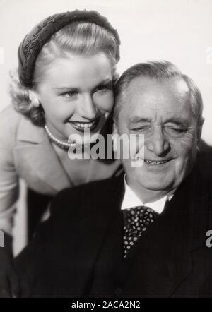 Hans Moser, österreichischer Schauspieler, mit Waltraut Haas im Spielfilm 'Der Onkel aus Amerika', Deutschland 1953. Attore austriaco Hans Moser con Waltraut Haas nel film 'Der Onkel aus Amerika", Germania 1953. Foto Stock
