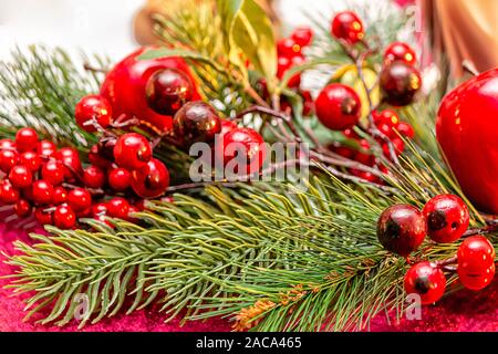 Natale ancora in vita con bacche rosse e mele Foto Stock