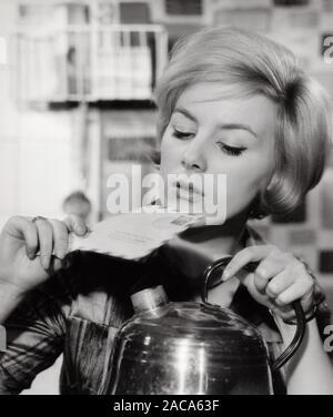 Heidelinde Weis österreichische Schauspielerin, öffnet einen Brief über Wasserdampf, Deutschland 1960er Jahre. Attrice austriaca Heidelinde Weis apertura di una lettera con vapore acqueo, Germania 1960s. Foto Stock