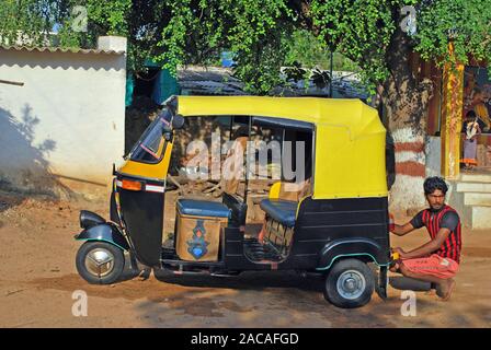 Un Tuk Tuk con autista in India del Sud, Asia Foto Stock