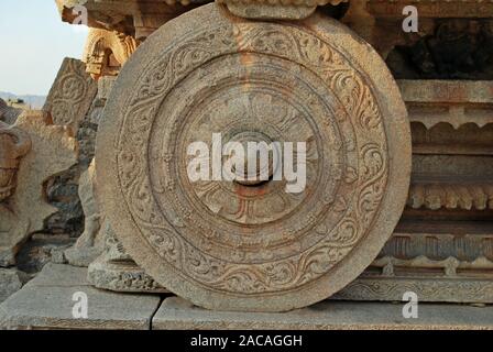 Pietra-carro scolpito sul terreno del Vijaya Vittala tempio di Hampi, Karnataka Foto Stock