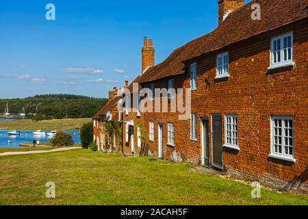 Inghilterra, Hampshire, la Nuova Foresta Buckler duro del XVIII secolo di costruzione navale Village Foto Stock