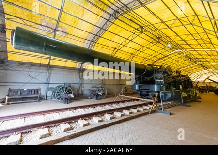 Inghilterra, Hampshire, Portsmouth, Fareham, il Royal Armouries Museo Militare di Fort Nelson, Display di una prima Guerra Mondiale British 200 tonnellata Railway H Foto Stock