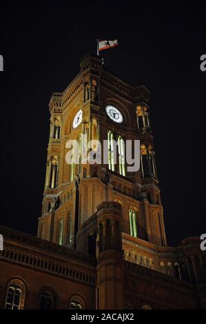 Torre illuminata di rosso di Berlino Municipio di sera Foto Stock