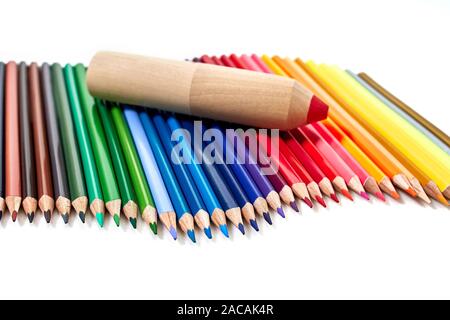 Matite colorate hanno molti colori disposti insieme. Foto Stock