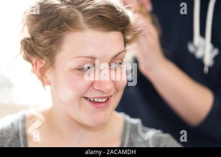 Una bella sposa per essere sempre pronto durante prep nuziale, ore di preparazione prima del matrimonio cerimonia, entusiasta per il grande giorno avanti Foto Stock