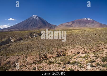 Il paesaggio del deserto con il nevato vulcano Licancabur, Paso de Jama, Argentina, paesaggio desertico con vulcano Licancabur, Altip Foto Stock